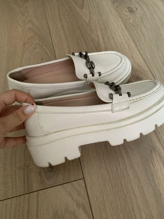 Лоферы белые