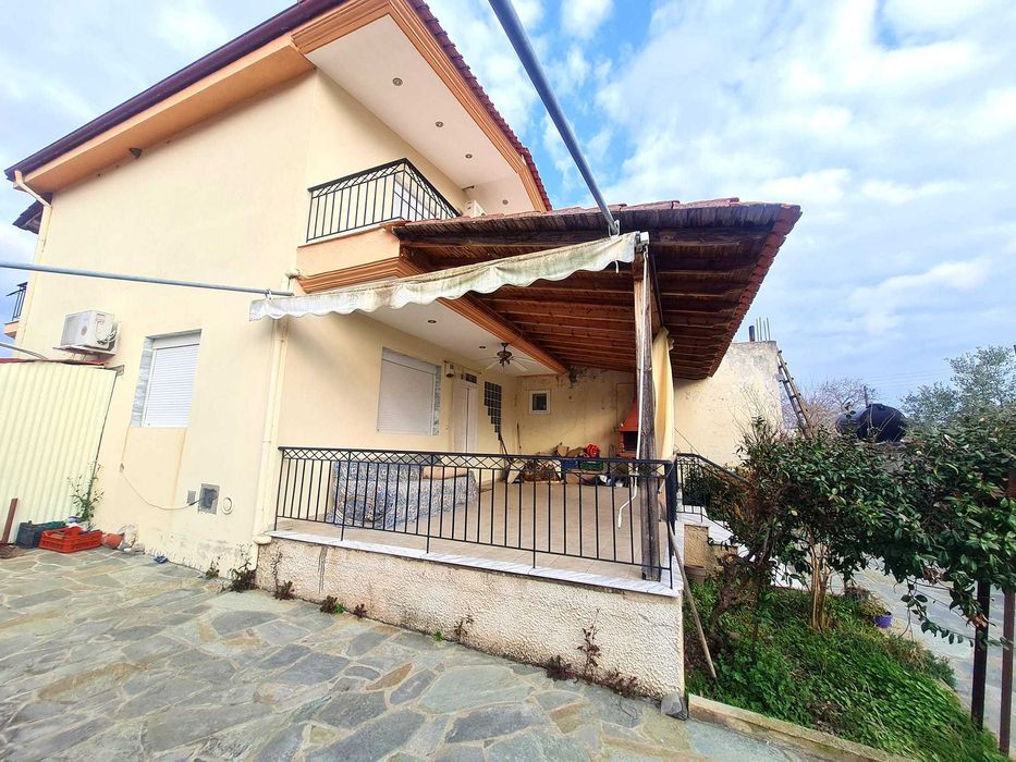 Продава се къща на две нива 90м2 и двор 220м2 в Паралия Врасна, Гърция