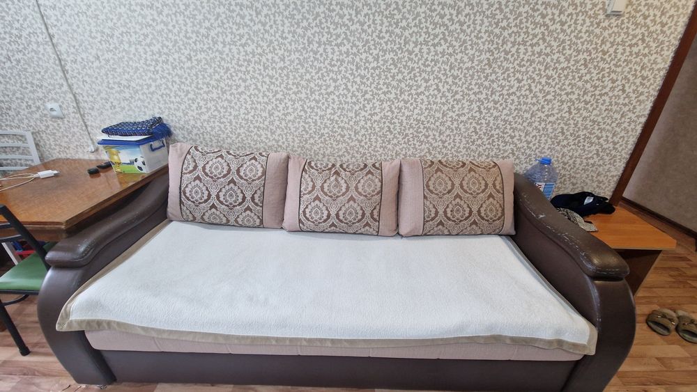 Продам диван ,район 1гор. больницы.