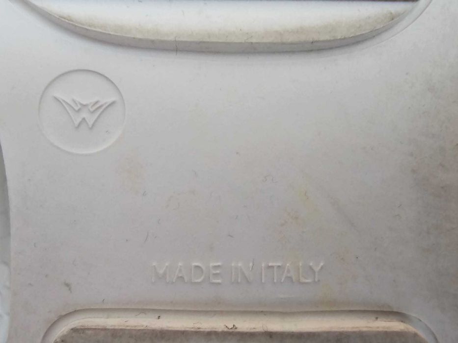 Италиански лачени кецове