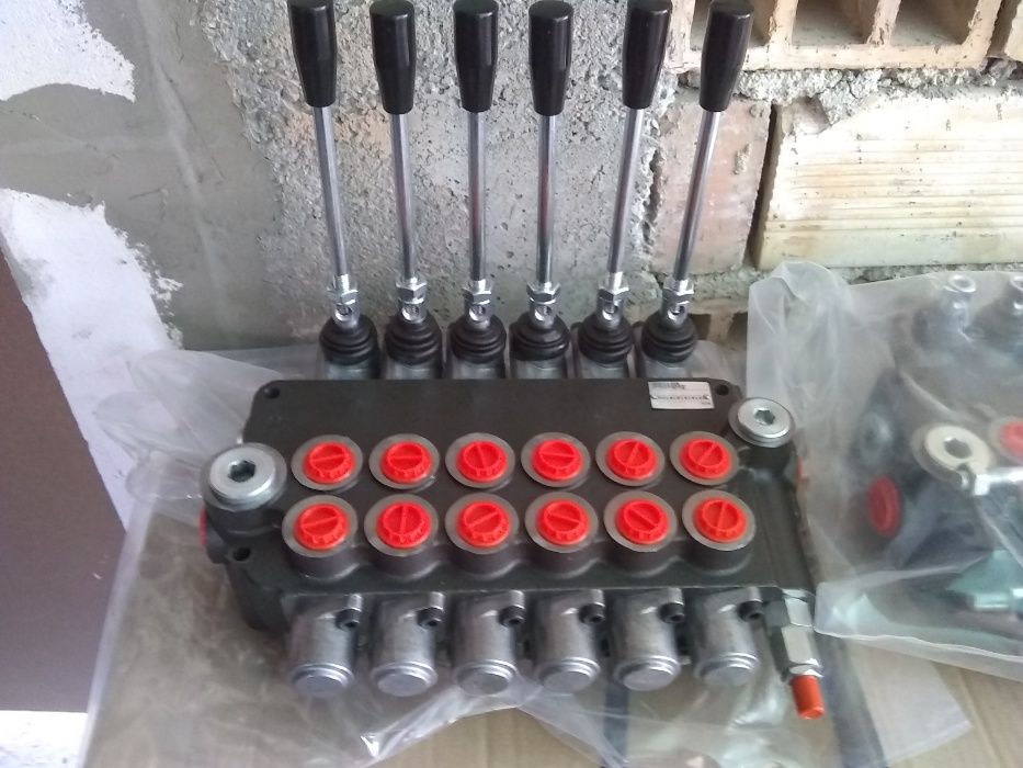 Хидравлични разпределители и помпи