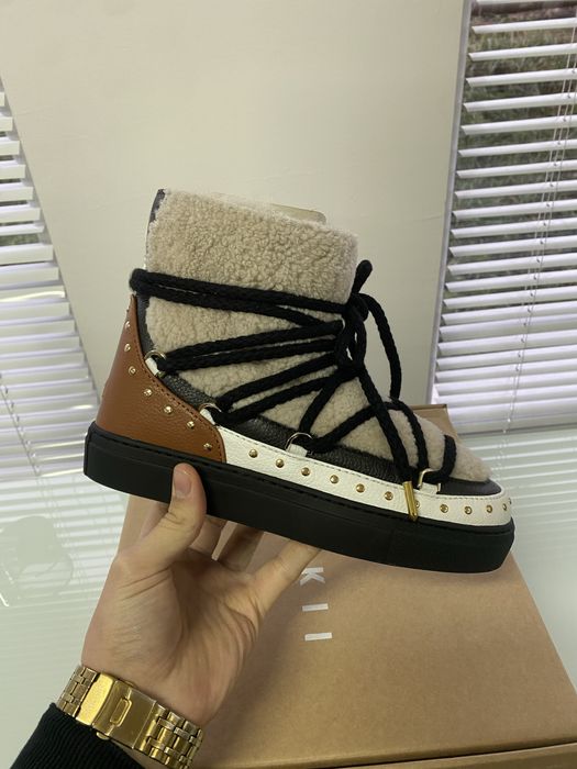 Ghete Inuikii din blana naturala.