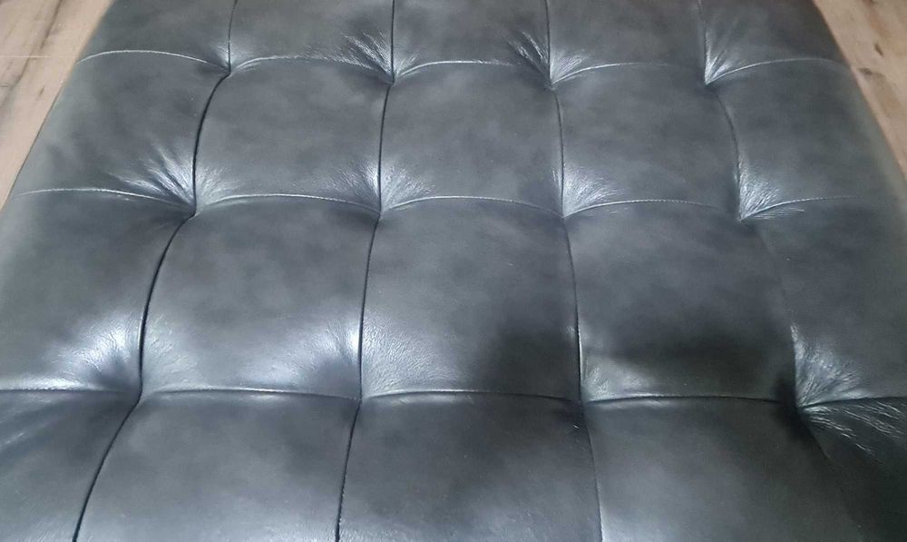 Голяма дизайнерска сива кожена табуретка