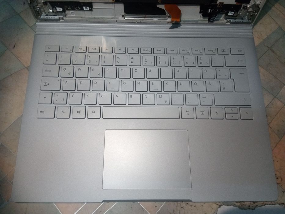 Microsoft surface book pro цял лаптоп за части.