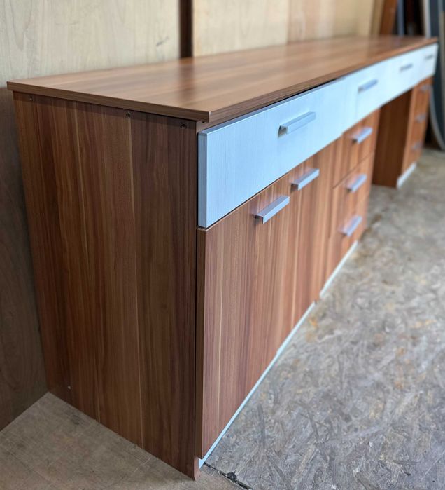 Comoda cu blat 2,53 cm; Bufet bucatarie cu rafturi si sertare; Ansamblu dulapuri si birou