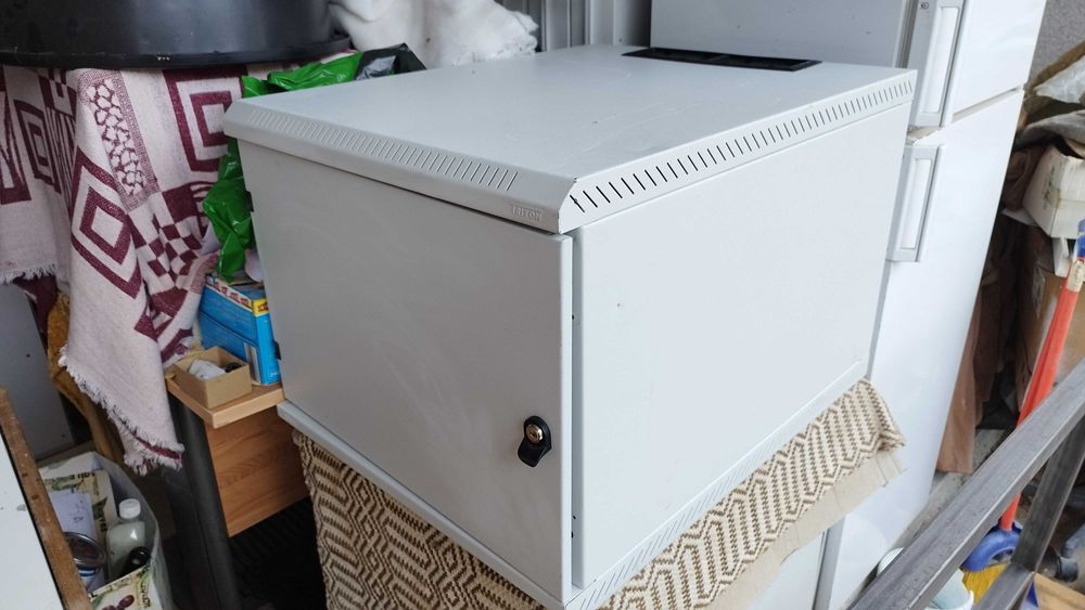 Комуникационен шкаф - сървърен шкаф - рак шкаф 10U