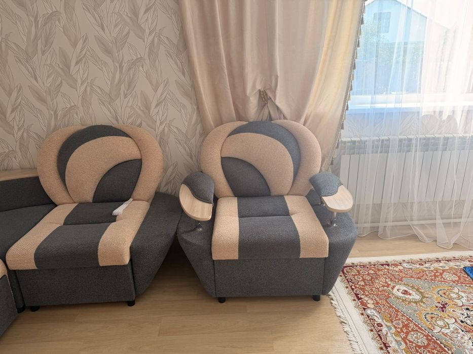 Продам диван с креслами.