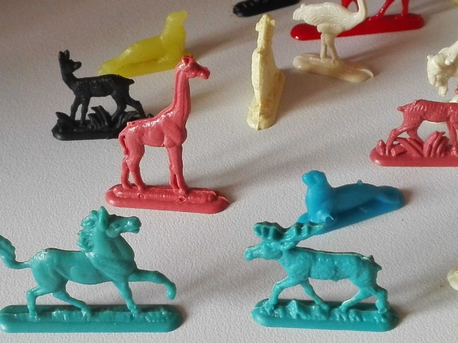 Пластмасови играчки - животни и моторчета.