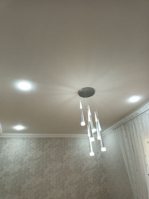 Пәтерде, үйде люстра жинап, ілемін