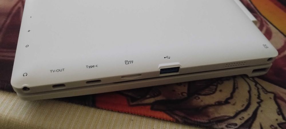 ЧИСТО НОВ Таблет / лаптоп 2в1 10" тъч екран FHD 8GB/128GB с Win10