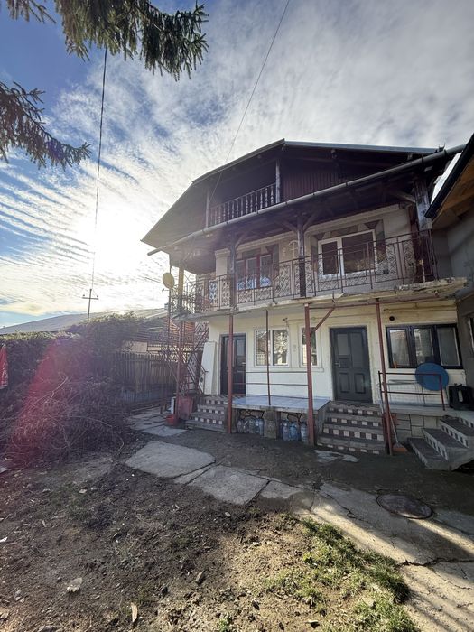 Vand doua proprietati in aceeasi curte