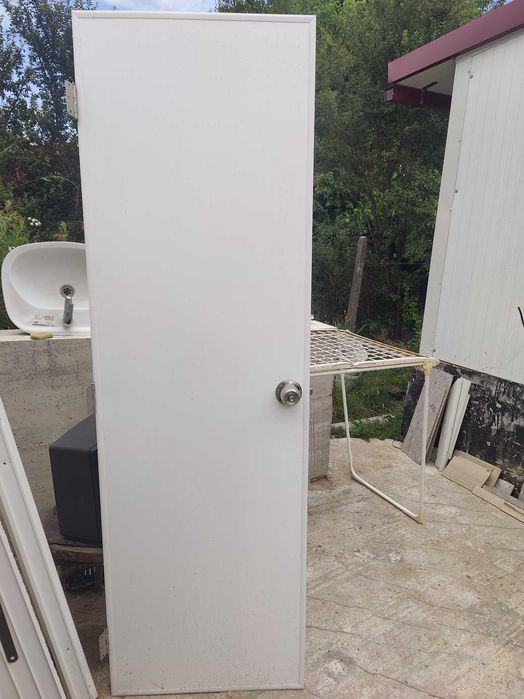 Продавам PVC Каса с врата за баня 60х195 см., дясна
