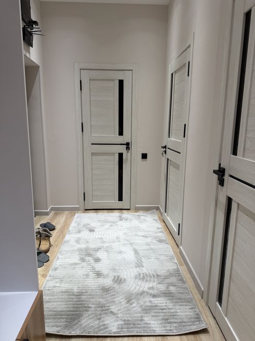 Сдаётся в новостройке 2х комнатная квартира с авторским ремонтом.