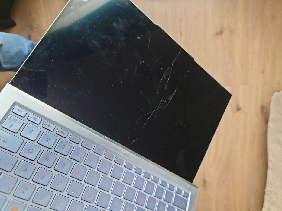 Asus Zenbook UX 392F • i7-8th gen• 16gb RAM • cu sticla de la Touch Screen Sparta/fisurata