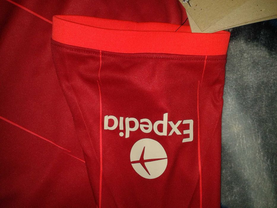 100% Оригинал с автографи! Liverpool/Ливърпул фланелка/тениска!