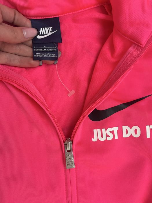Продава се оригинален анцуг Nike за момичета – чисто нов с етикет!