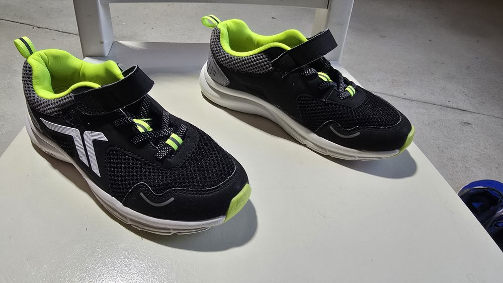 Vand adidasi numarul 33