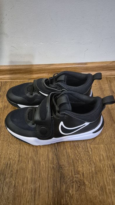 Vând adidasi Nike în stare foarte bună, mărimea 39 ( 24,5 cm ).