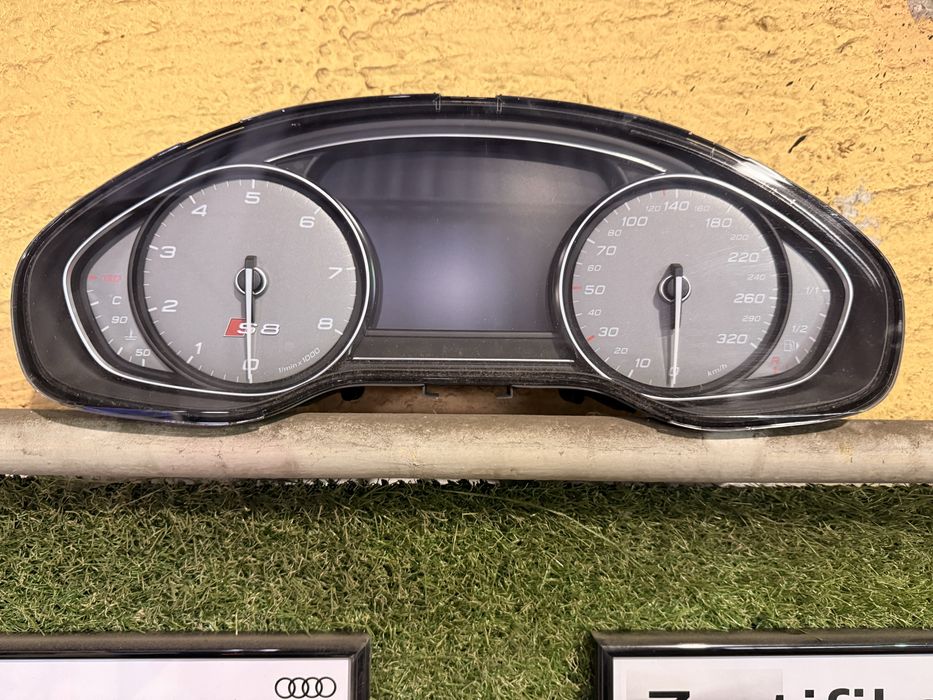 Audi S8 километраж, табло