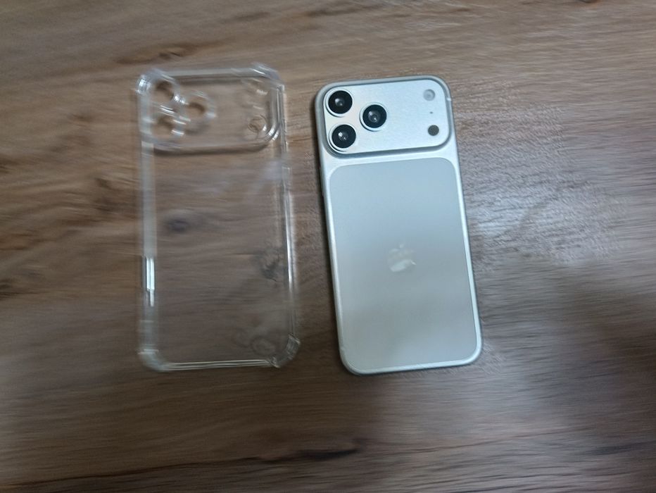 iPhone 17 Pro Max с чехлом Муляж