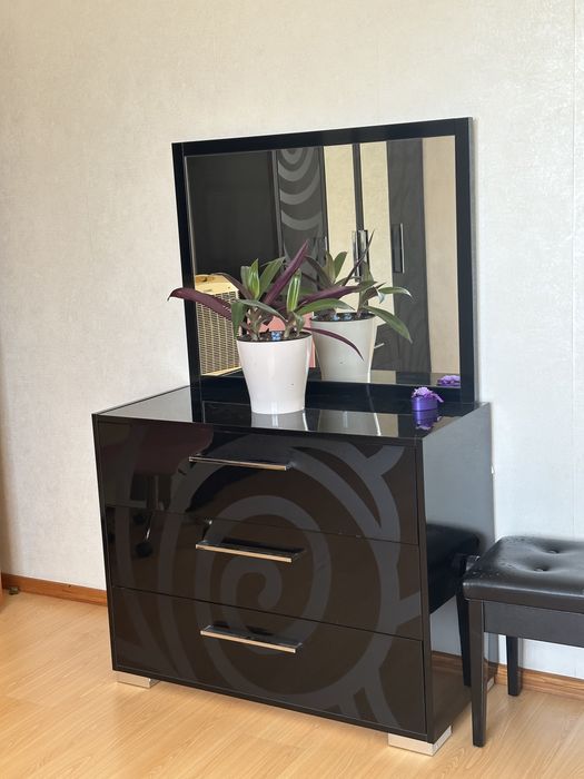 Итальянский спальный гарнитур черного цвета