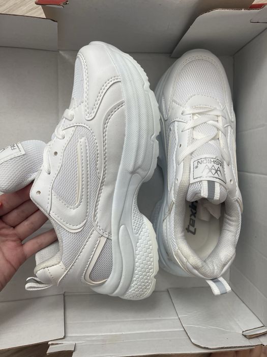 Снежнобели маратонки – нови и стилни, с кутия