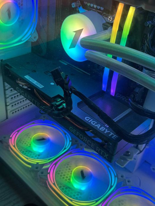 PC gigabyte RTX 4060 + monitor lg + scaun gaming corsair