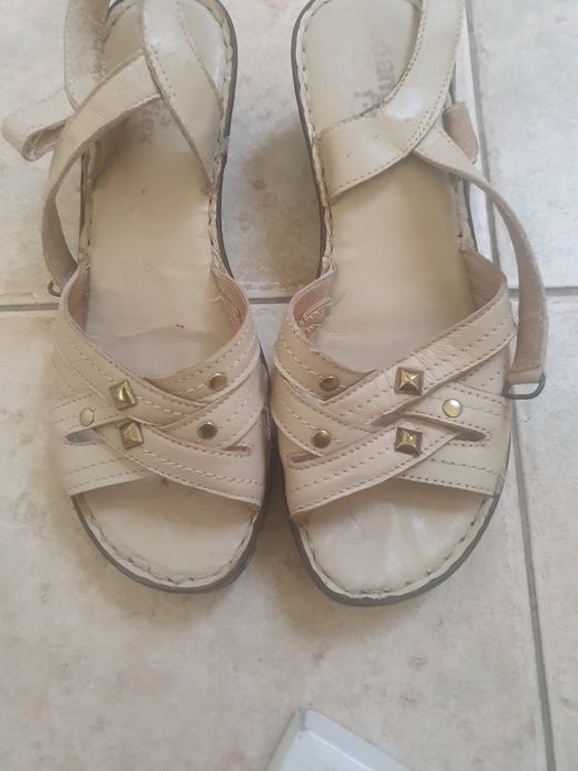 Продавам дамски сандали и обувки