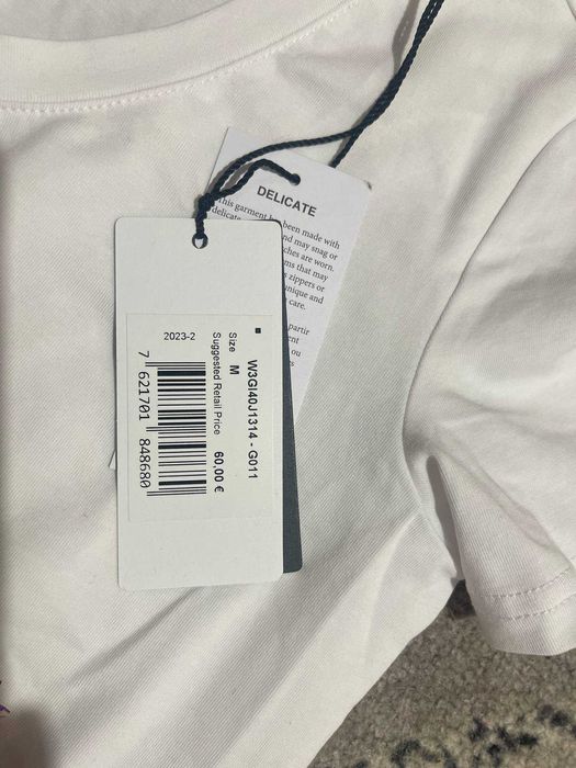 Продавам дамска тениска Guess – чисто нова с етикет!