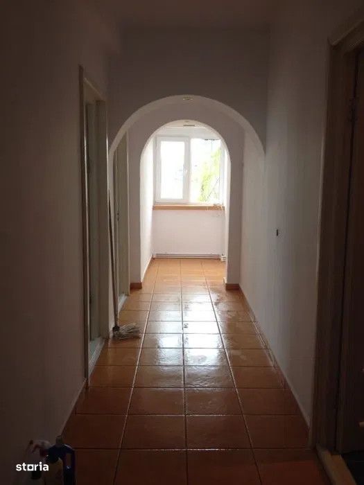Apartament 3 camere zona Calarasilor, etaj intermediar, balcon 12mp