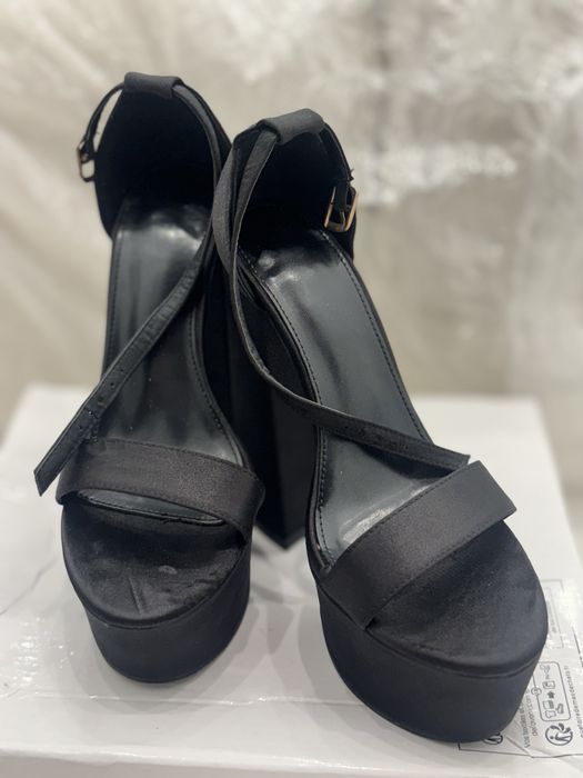 Атласные босоножки