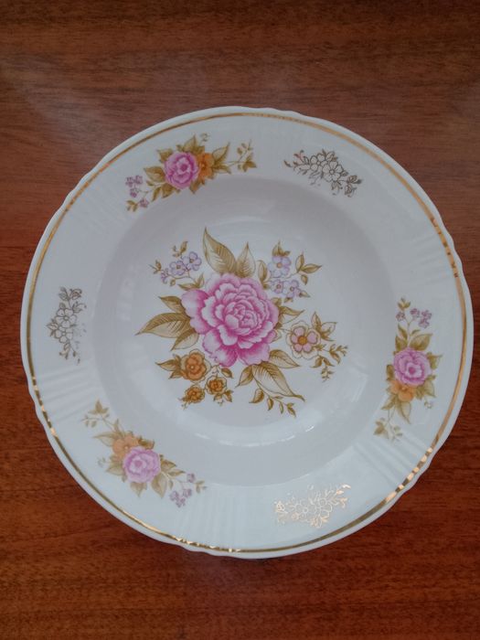 Продам глубокие тарелки