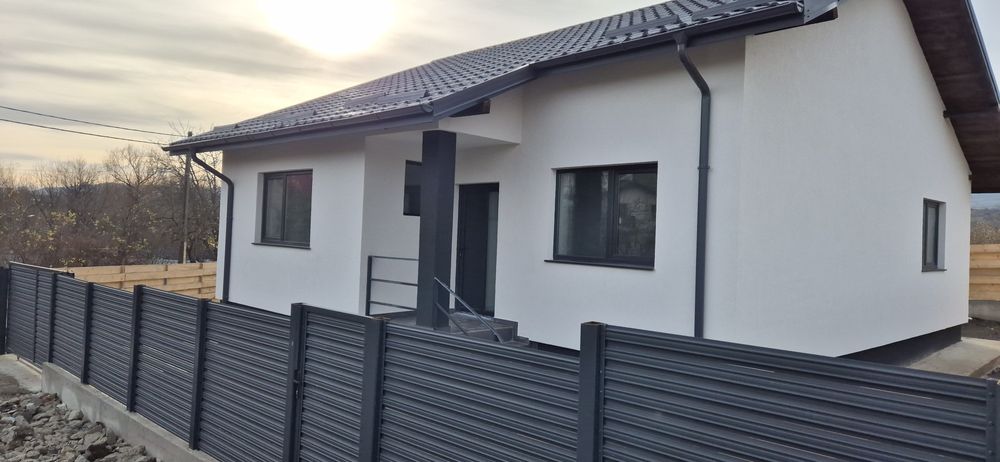 Casa  Ciurbesti cu scara interioara si  placa de beton !