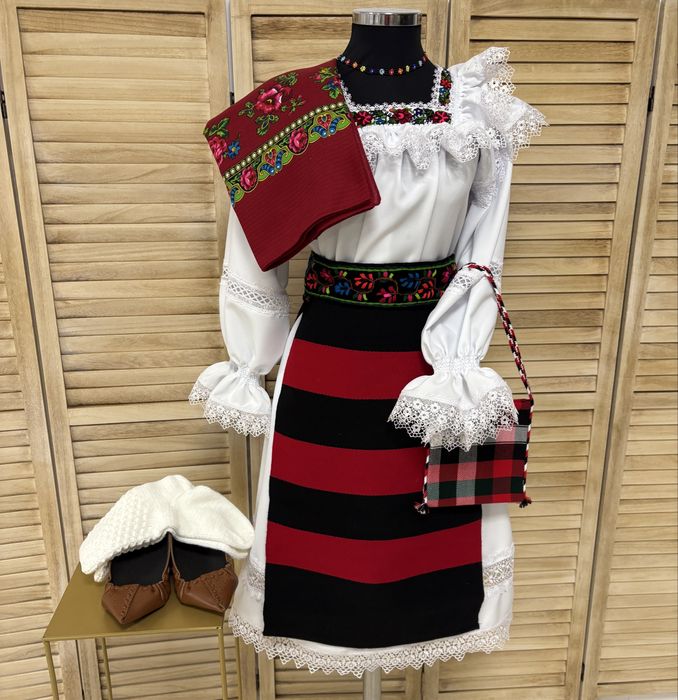 Costum popular femei din  Maramureș cu Zadii/catrinte
