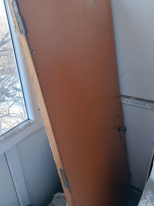 Металическая дверь.