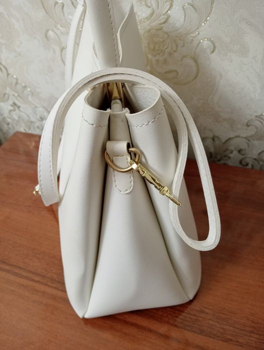 Жен. сумочка белого цвета.
