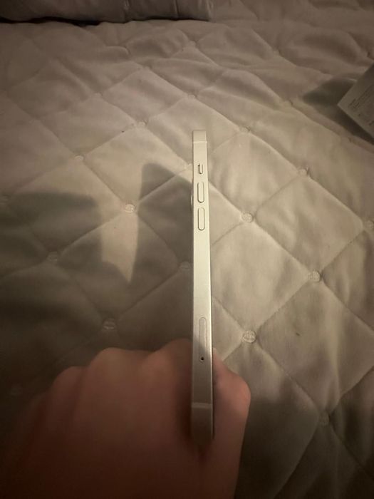 Iphone 13 белый.