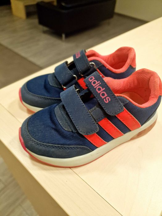 Papuci fete Adidas marimea 28, purtati, dar in stare buna.