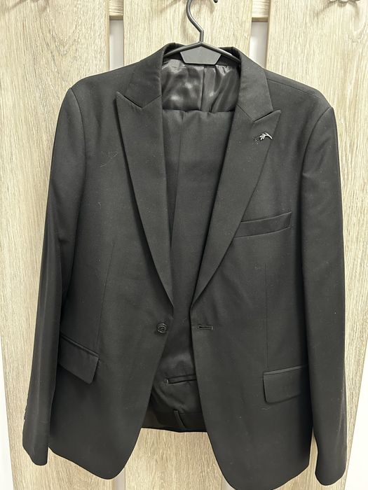 Costum barbati aproape nou