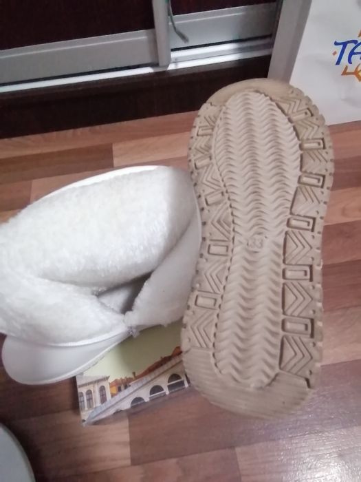 Продам зимные белые сапоги