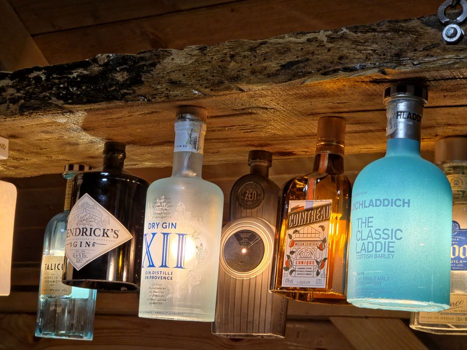 Lustră rustică handmade din grindă veche de lemn masiv