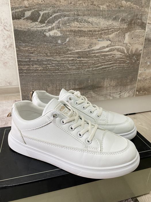 Продам кроссовку