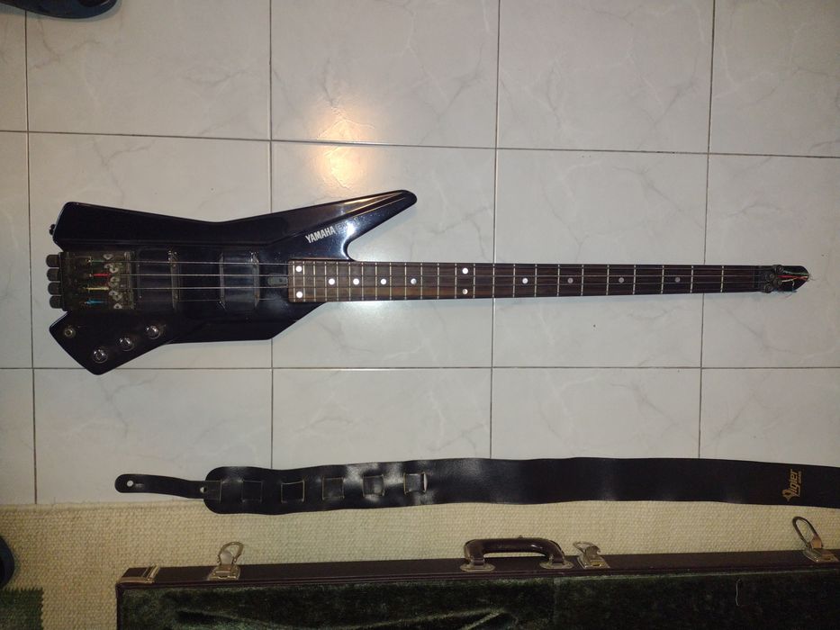 Продавам бас китара Yamaha BX-1