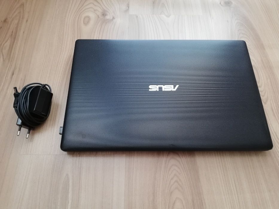 Лаптоп ASUS без външни забележки