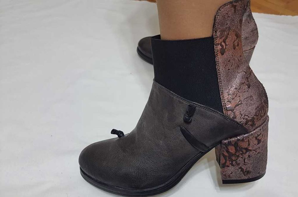 Botine envogue full piele de la PAPUCEI marimea 39, zero km