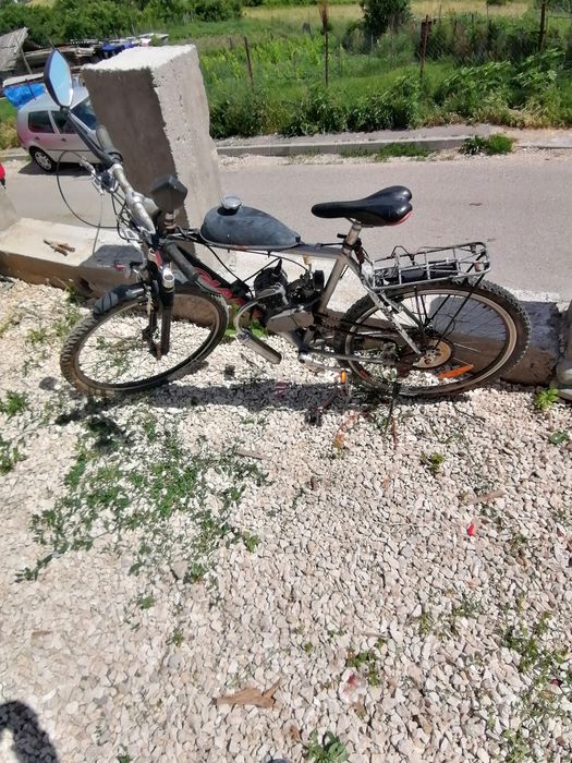 Vand bicicleta cu motor singurul ei defect are cablul de acceleratie rupt