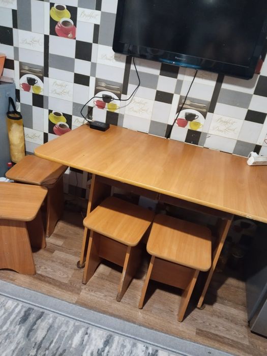Продам стол с 4 стульями