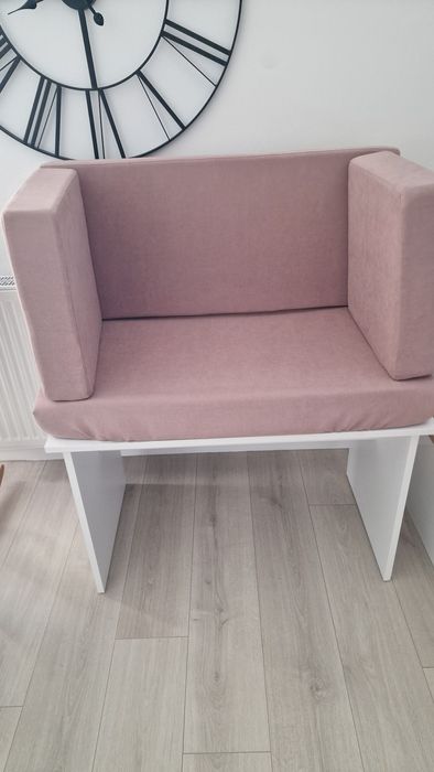 Canapea cu dimensiunea de 96/50/56 cm!