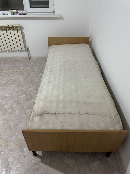 Кровать и матрасом