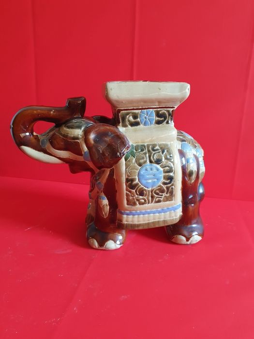 Порцеланов слон кашпа